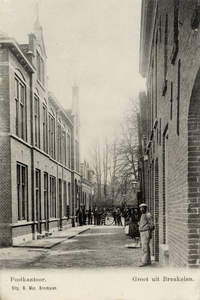 8660 Gezicht in de Heerenstraat te Breukelen uit het zuiden, met links de voorzijde van het postkantoor.